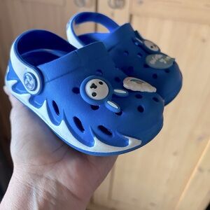 Boys Hollow Out Design Cartoon Graphic Vented Clogs